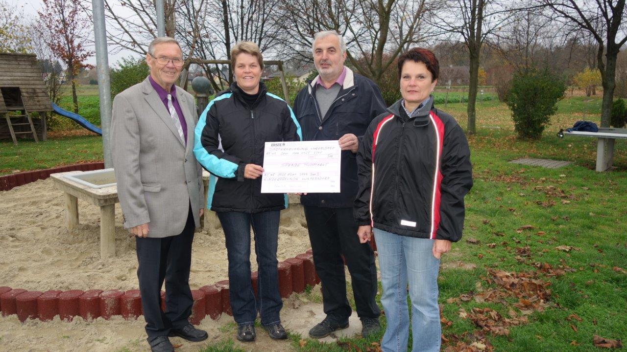 Geldübergabe von den Kinderfreunde Wilfersdorf an den Dorferneuerungsverein Hobersdorf